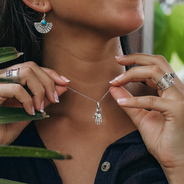 magic-hand-blue-topaz-necklace